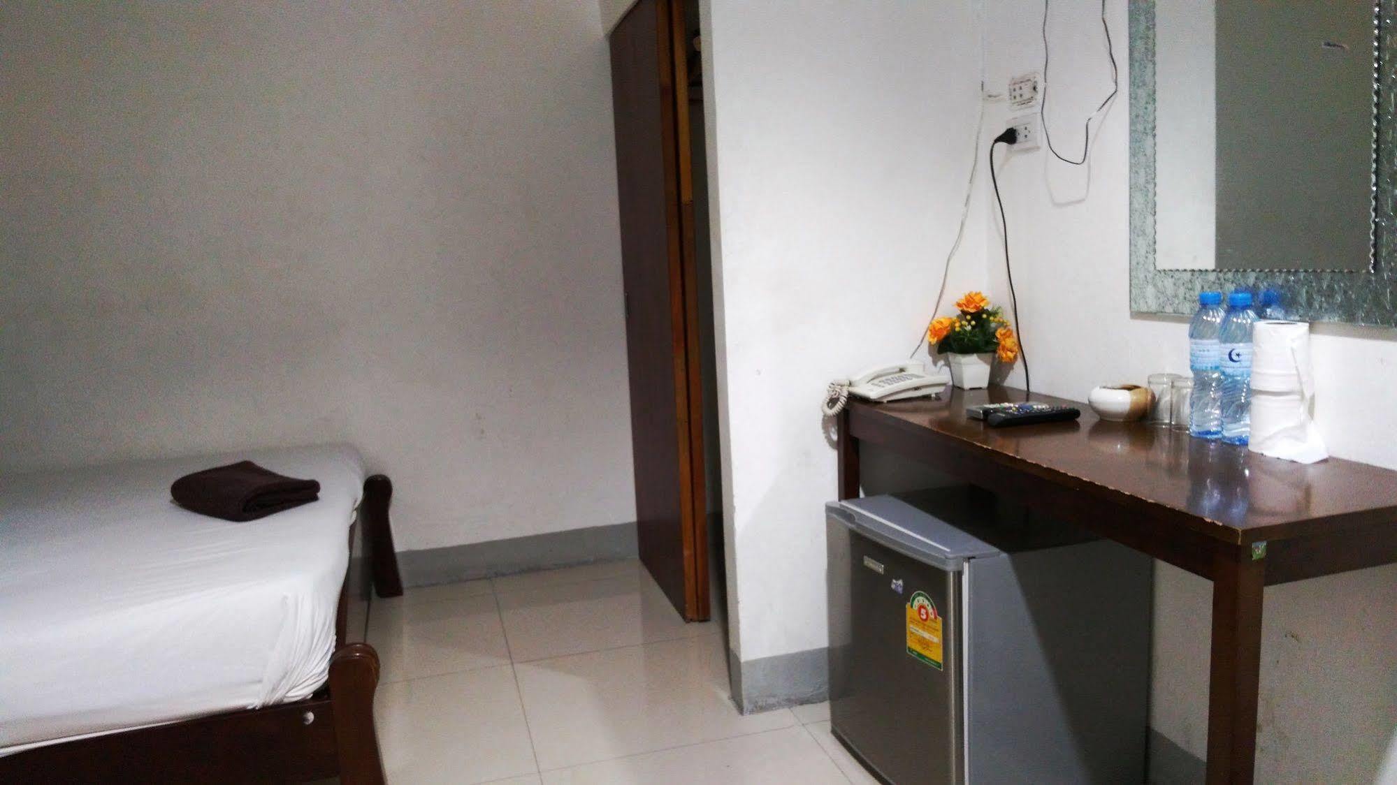 Alsana Hotel Банкок Екстериор снимка